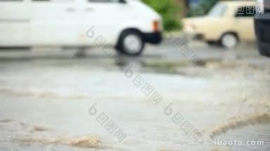 一场<strong>大雨</strong>过后，人们在洪水中驾驶汽车